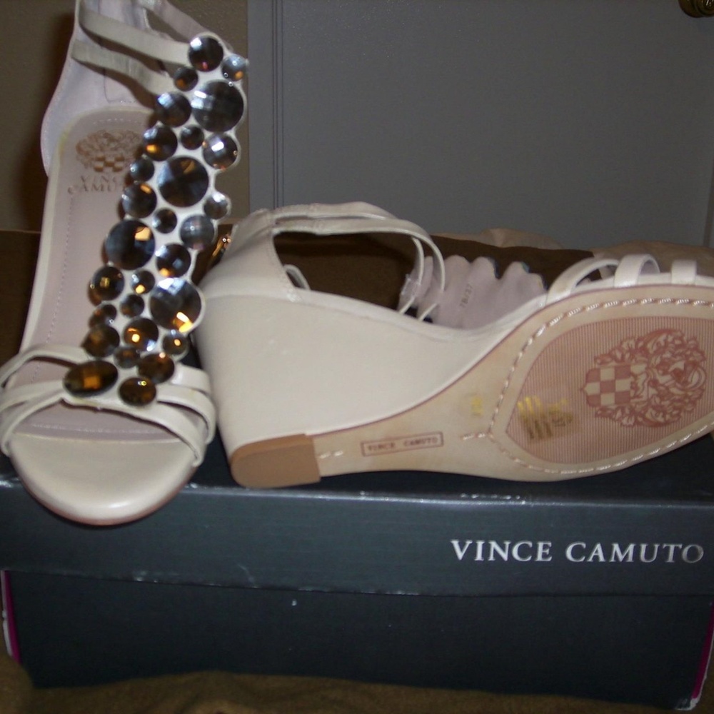 Absolutely gorgeous New Vince Camuto fancy leather  sandals size 7, authentic